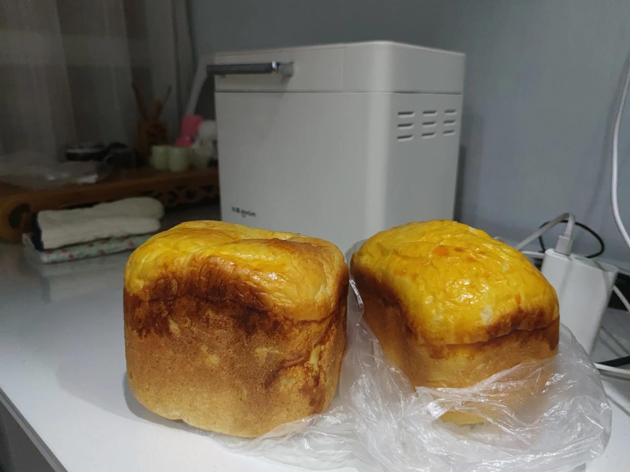 今天早晨6点多就起来了，按照面包机的配方一步一步的调好了配料，开始做面包！

因