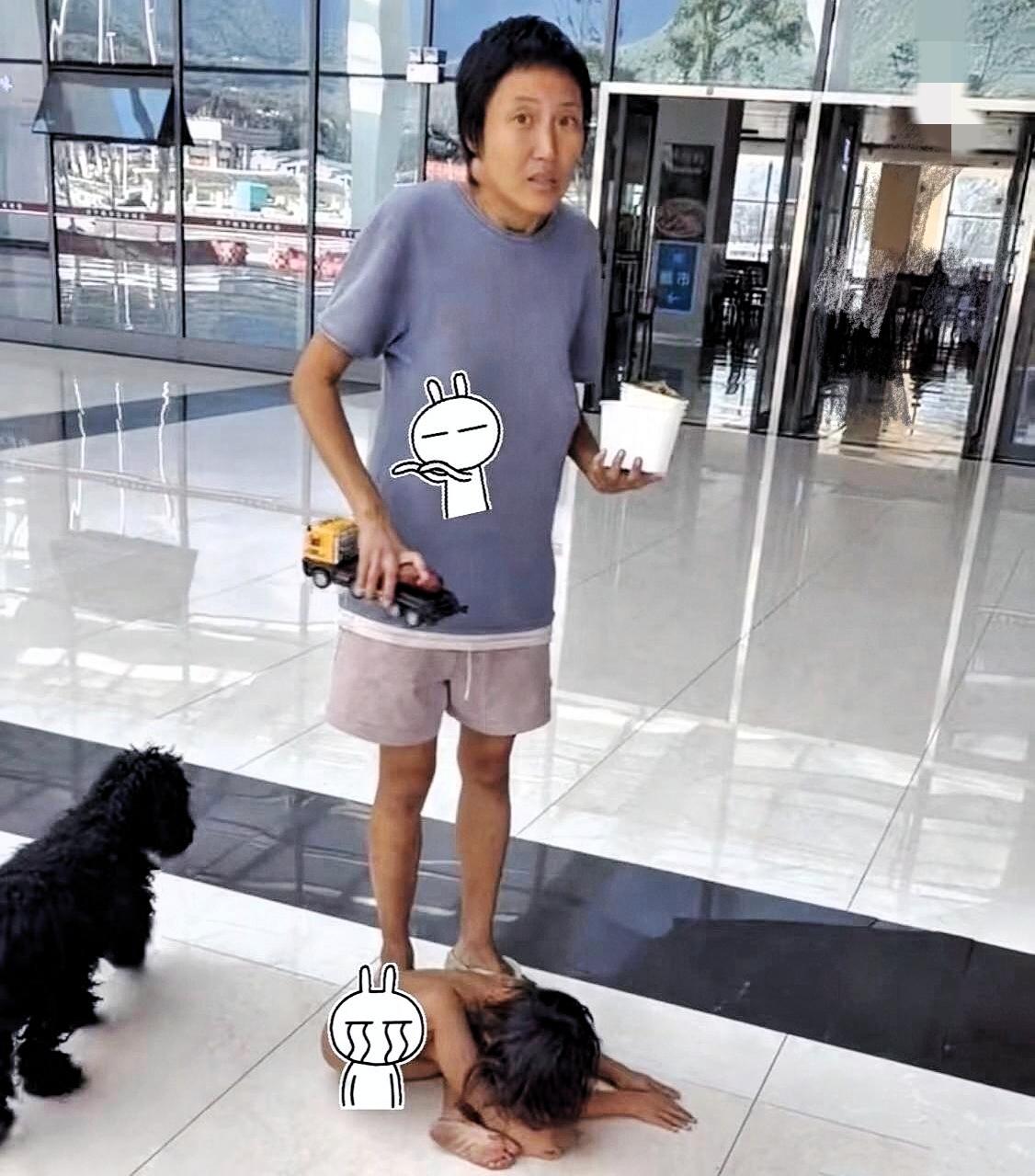 这女人是被拐的吗？
相比较说孩子是野人，我觉得这个妈妈/奶奶才更可疑不是吗？
