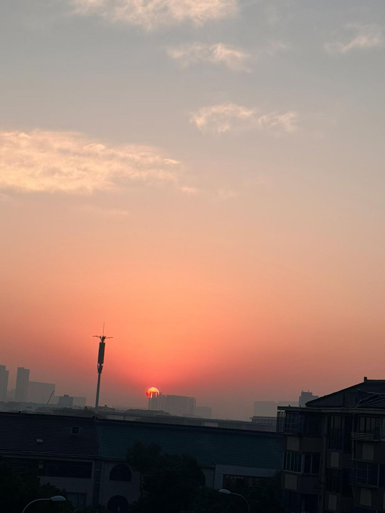 冬日暖阳，太阳公公今天也准时上班啦，我也要元气满满开工！
被一场日出唤醒了一整天