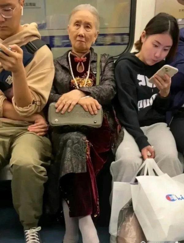 地铁上遇见一位阿姨穿着旗袍戴着珍珠项链头发一丝不乱看着好有仪态年轻时候肯定是在家