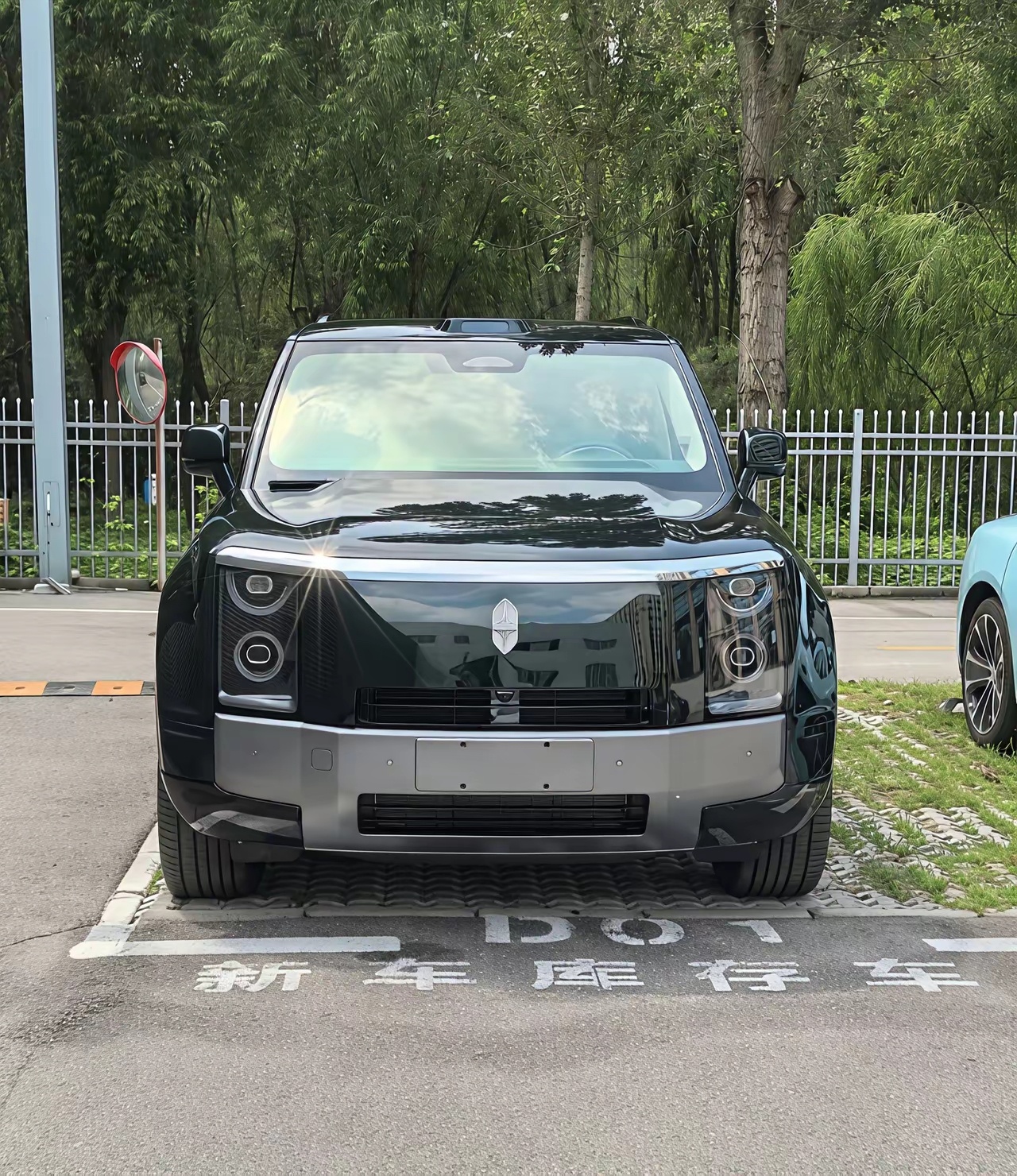 享界G9展车陆续到店，鸿蒙智行首款硬派方盒子SUV，定位50万级，硬朗方正造型，