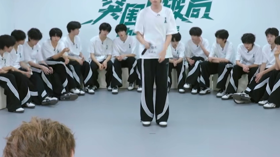 一眼望过去那两个脊柱侧弯好，好好笑