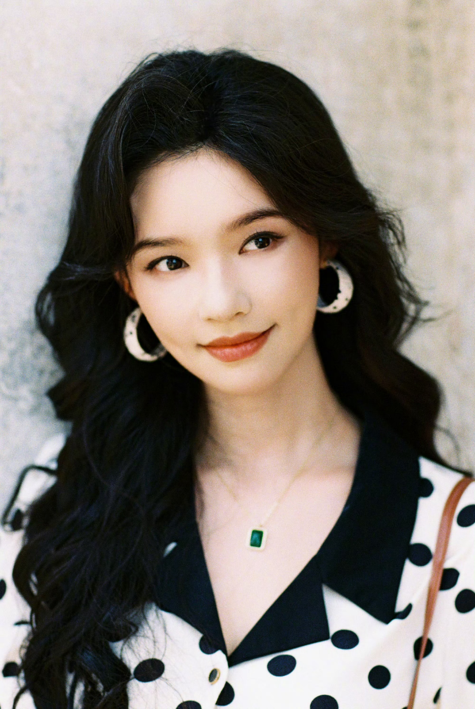 林允诧异北京人居然住地下室林允得知北京人住地下室的反应 林允一句天真提问，道出9