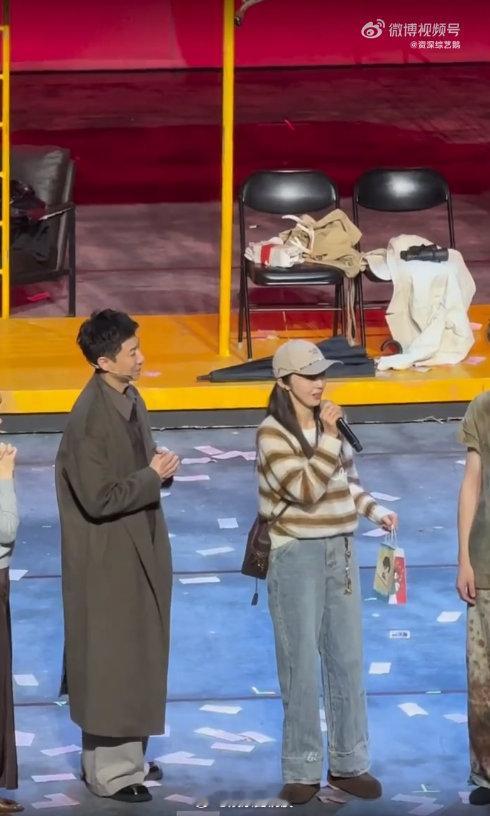 董璇张维伊北大合体 夫妻俩对视一笑的画面太戳人，甜蜜感都要溢出屏幕了，狠狠磕到这