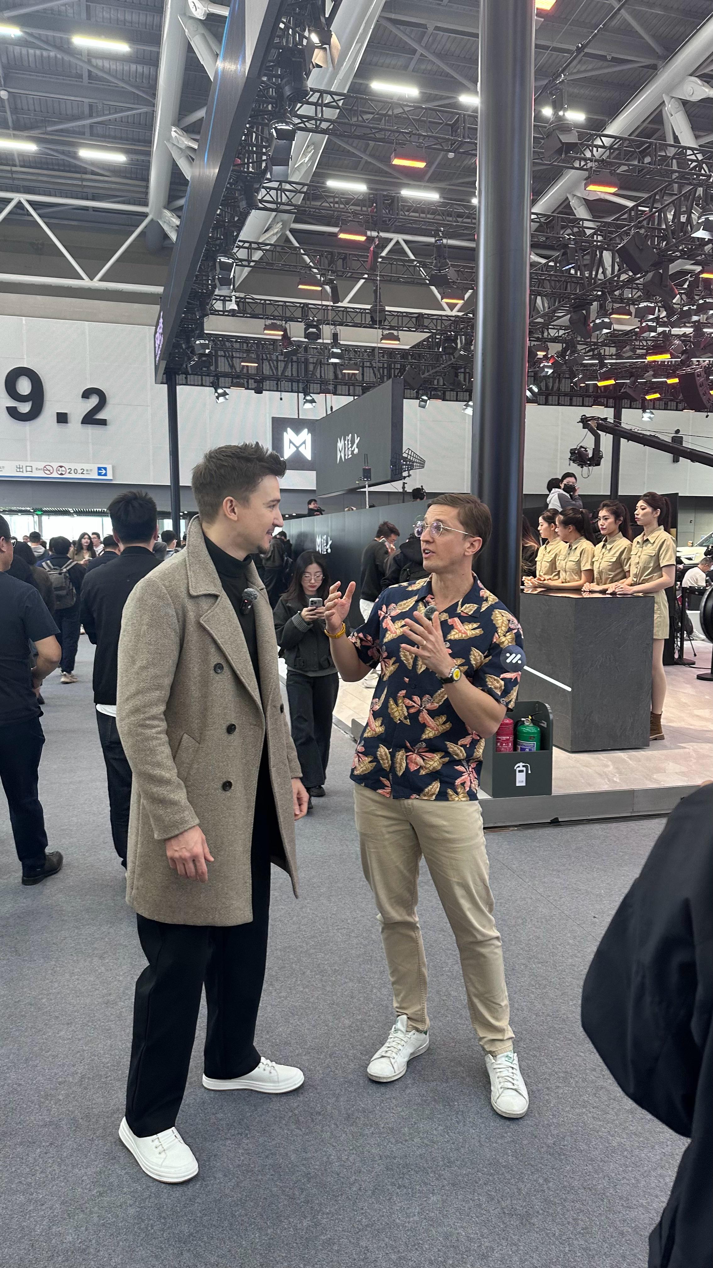 这位面熟的外国小哥你们认识吗这次的广州车展变化最大的可能是现场多了很多国际友人，