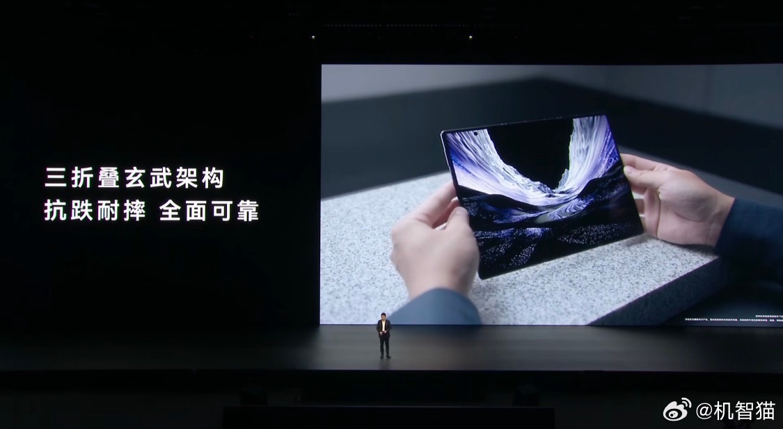 新一代的三折叠屏重点提升了可靠性。机身支持 IP58、IP59 双重防尘防水标准