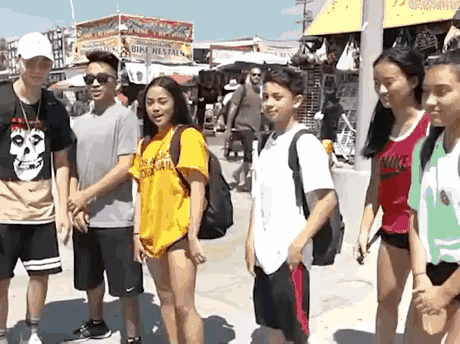 科普一下，外国人腿部比中国人多两块骨头，蹲下时正好犯卡，所以他们做不了这动作[呲