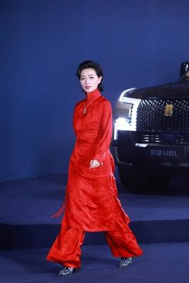 万茜现身2026上城士非遗巡游展
一身红色穿搭亮相，是惊艳还是惊吓
有人说很惊艳