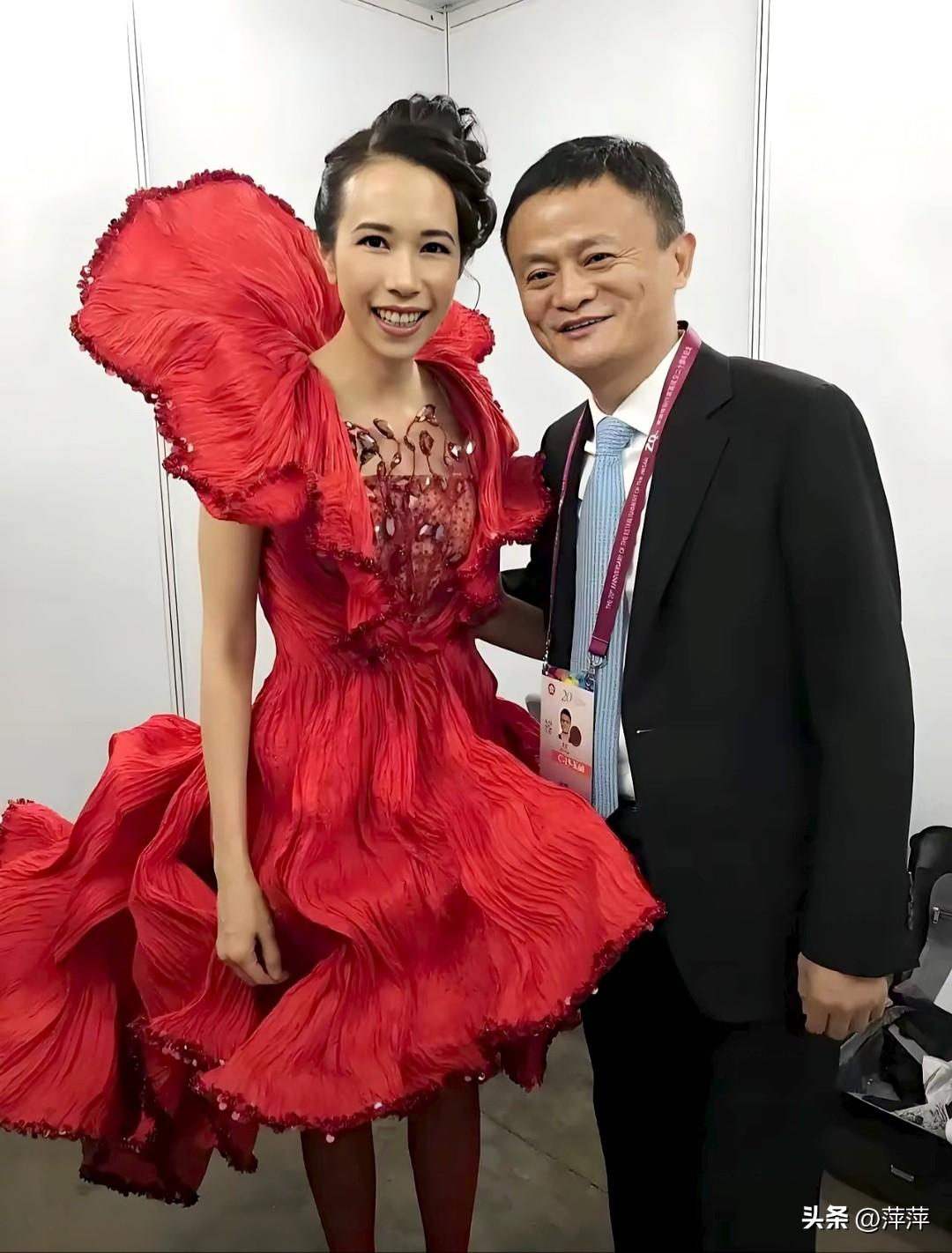 马云莫文蔚同框旧照曝光，见证香港回归20周年时刻
 
这张合影拍摄于2017年香