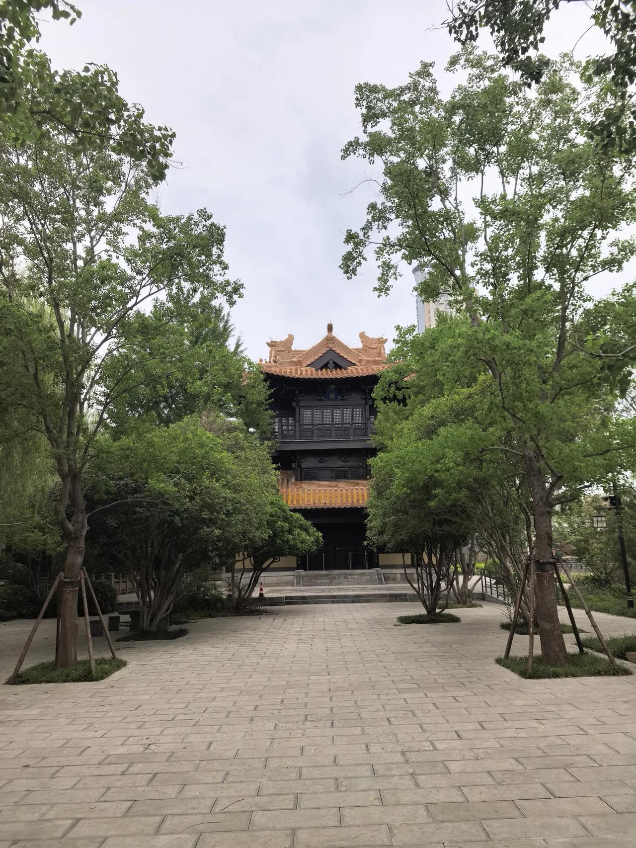 感觉徐州对老领导苏轼太不重视了。跑了千把公里到徐州看黄楼。铁将军把门也就算了，可