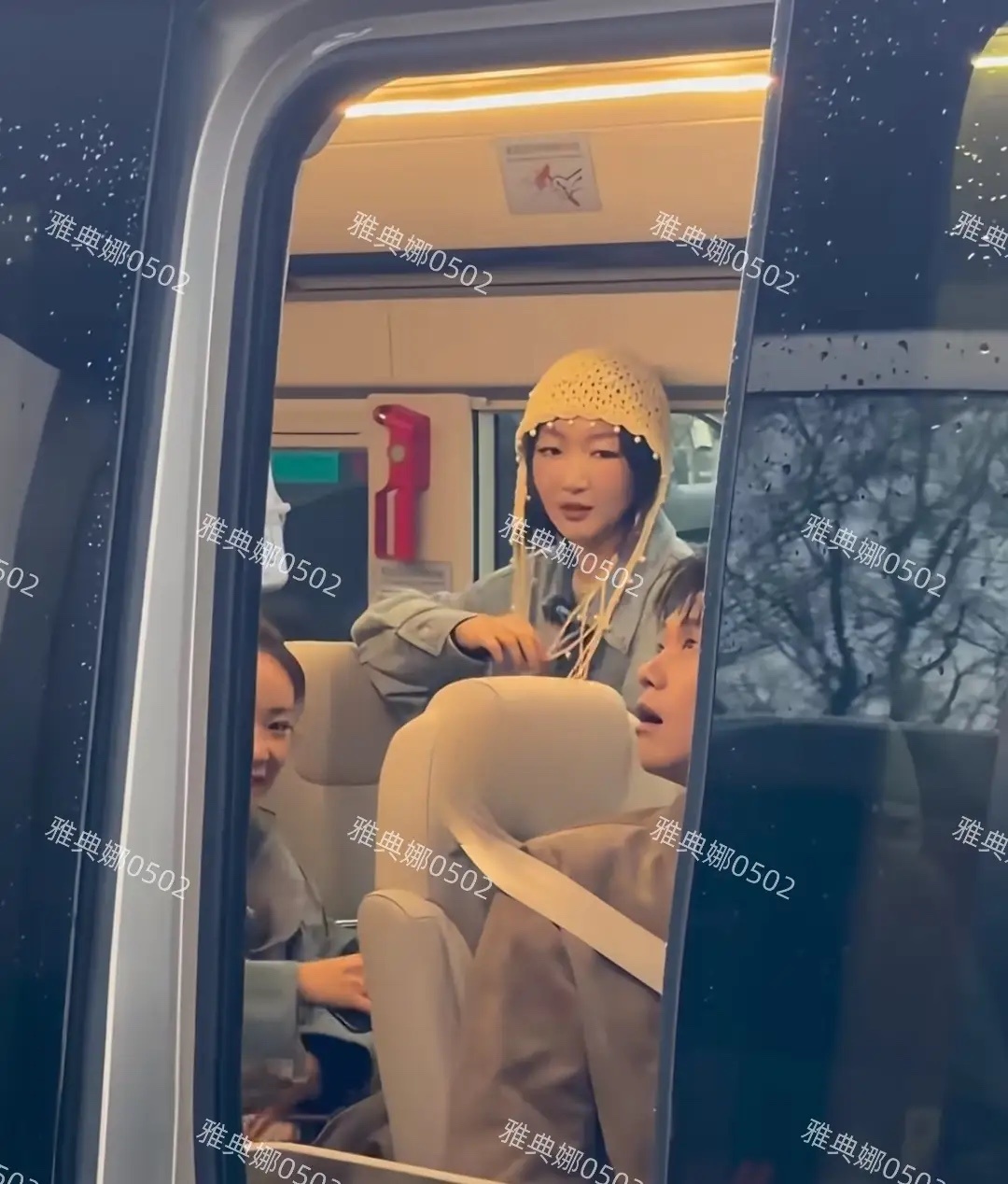 周冬雨的脸怎么了？不仅没以前秀气小巧表情也很僵连眼睛都变小了！ 