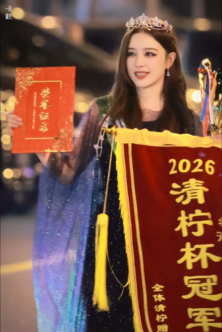 阚清子机场哭了镜头捕捉到阚清子在机场红了眼眶，默默抹眼泪的样子看着好让人心疼，不