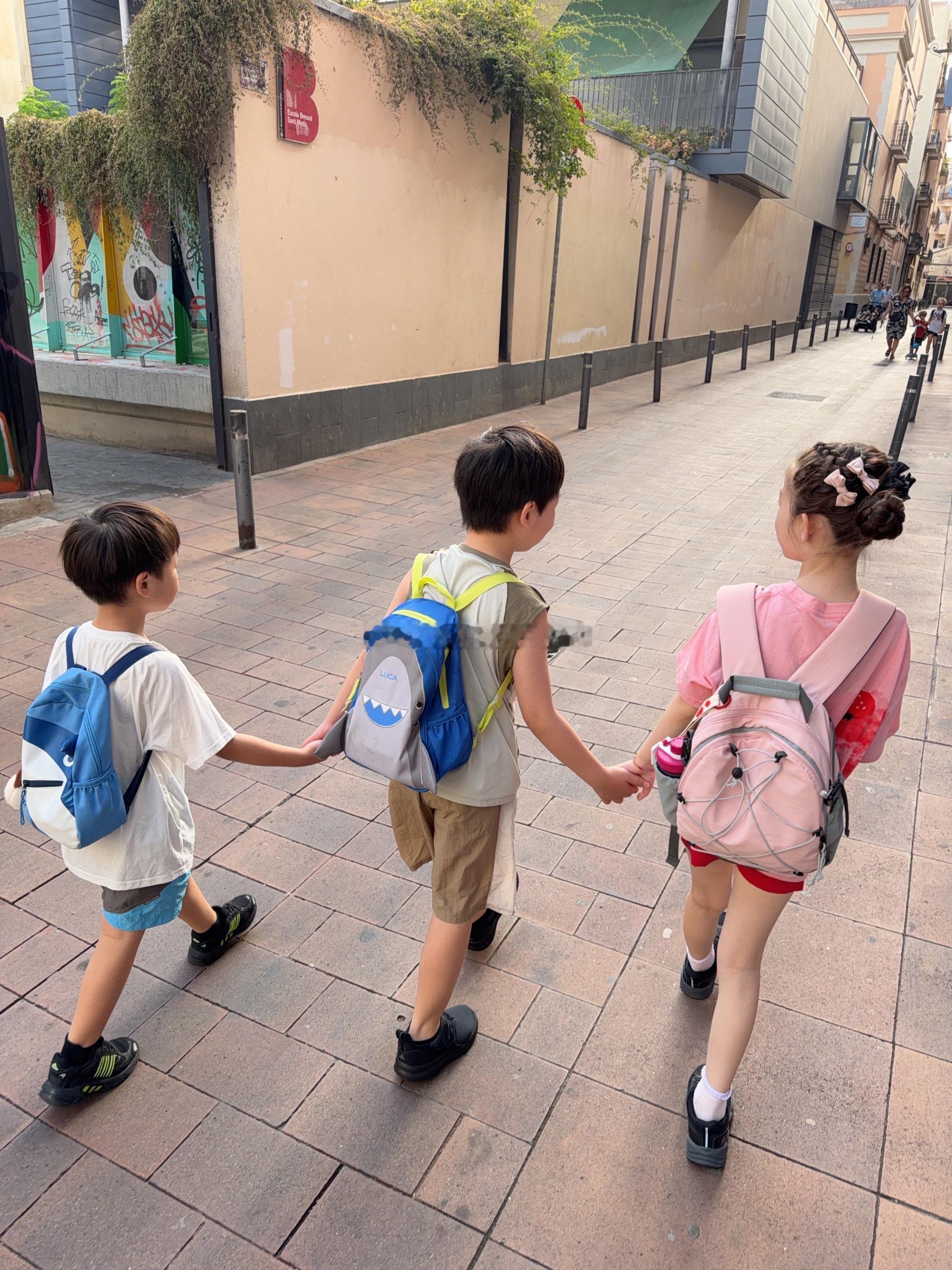 送进去了！现在家里只有大姐姐跟半个大人一样我们轻松点儿 