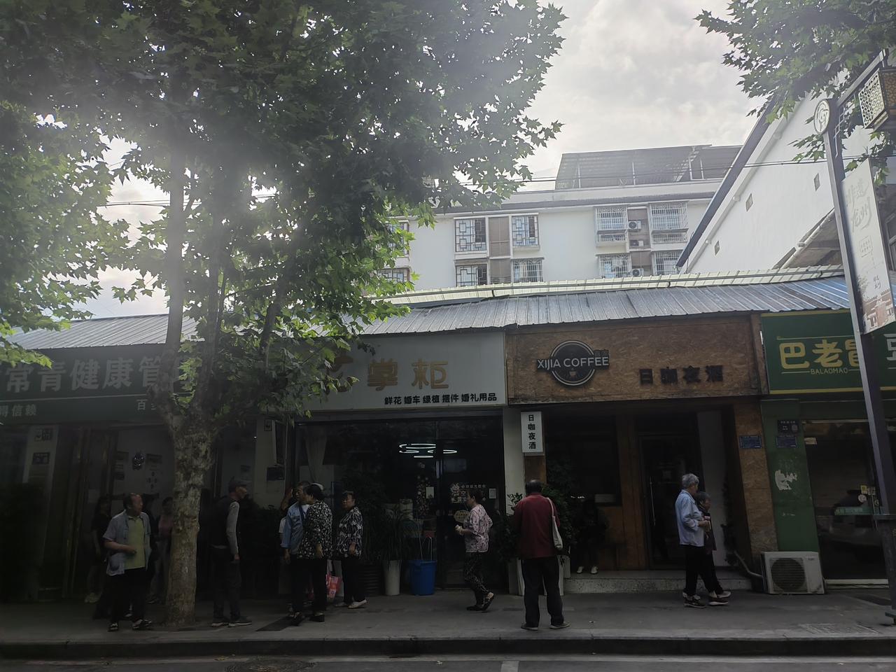 清晨七点，一家健康养生馆门口已然站满了人，街上仍能看到陆陆续续有人正往此处赶来。