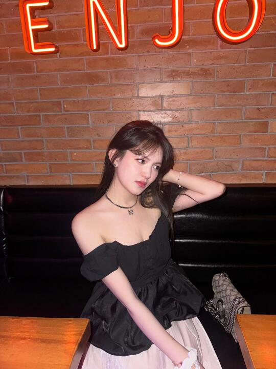 今天妆容穿搭好甜辣 武汉夜晚微醺时刻🍸