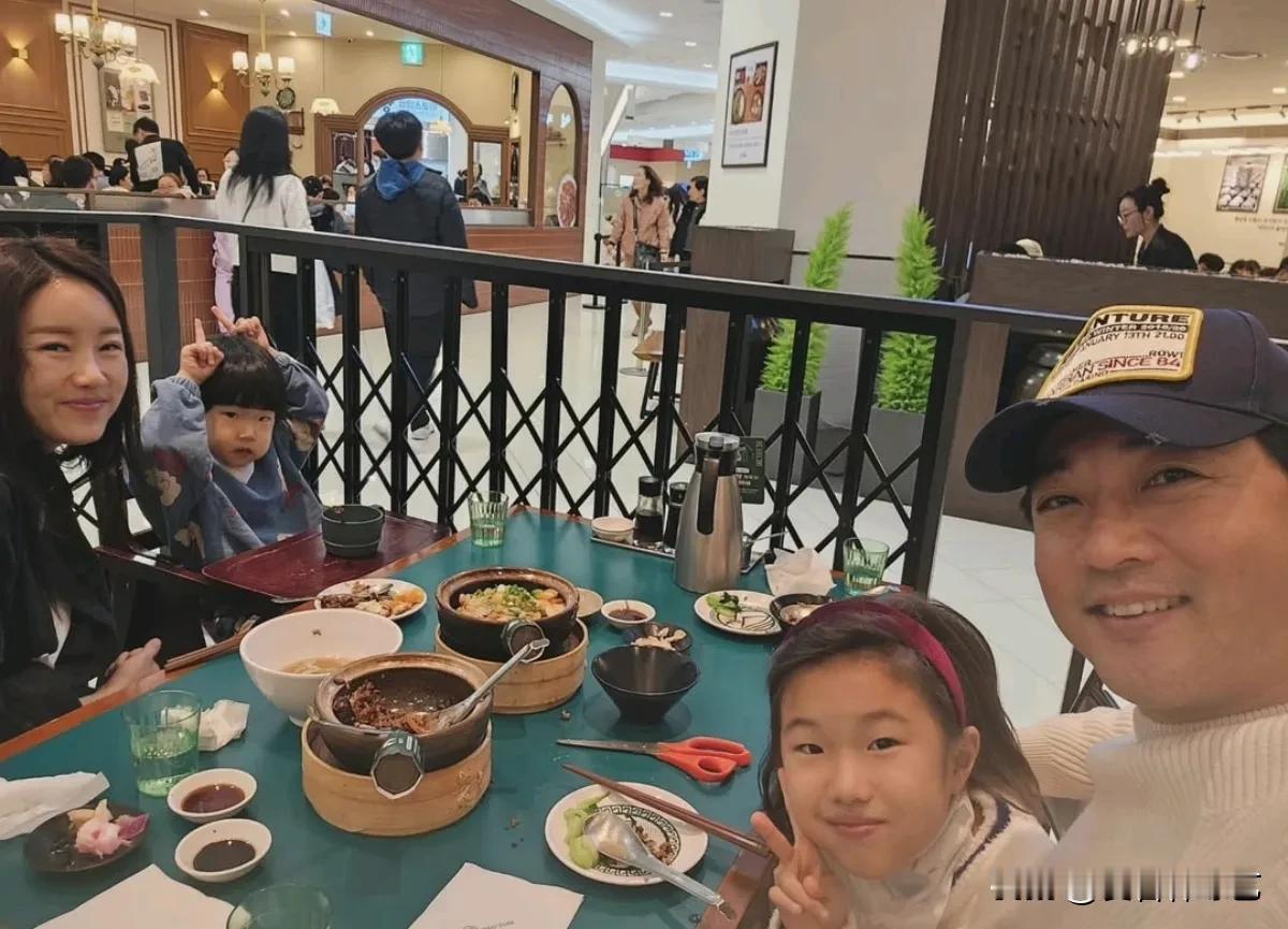 12月，演员安在旭在自己的Instagram上上传了多张照片。公开的照片中，安在