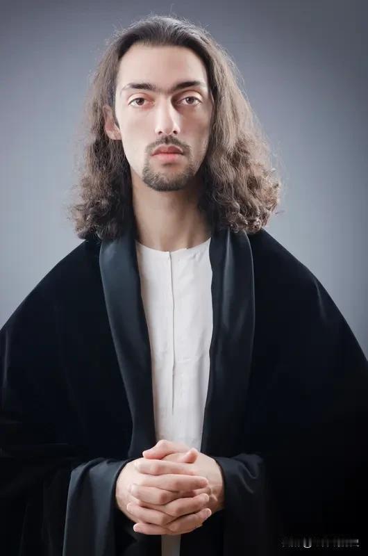 无神论者和有神论者本质区别在于对人和人类社会看法不同。无神论者觉得人类社会是最高