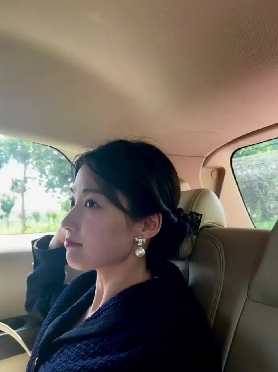 当我还是个孩子的时候 我看到大人结婚 现在我是个大人了 我又看到小朋友...