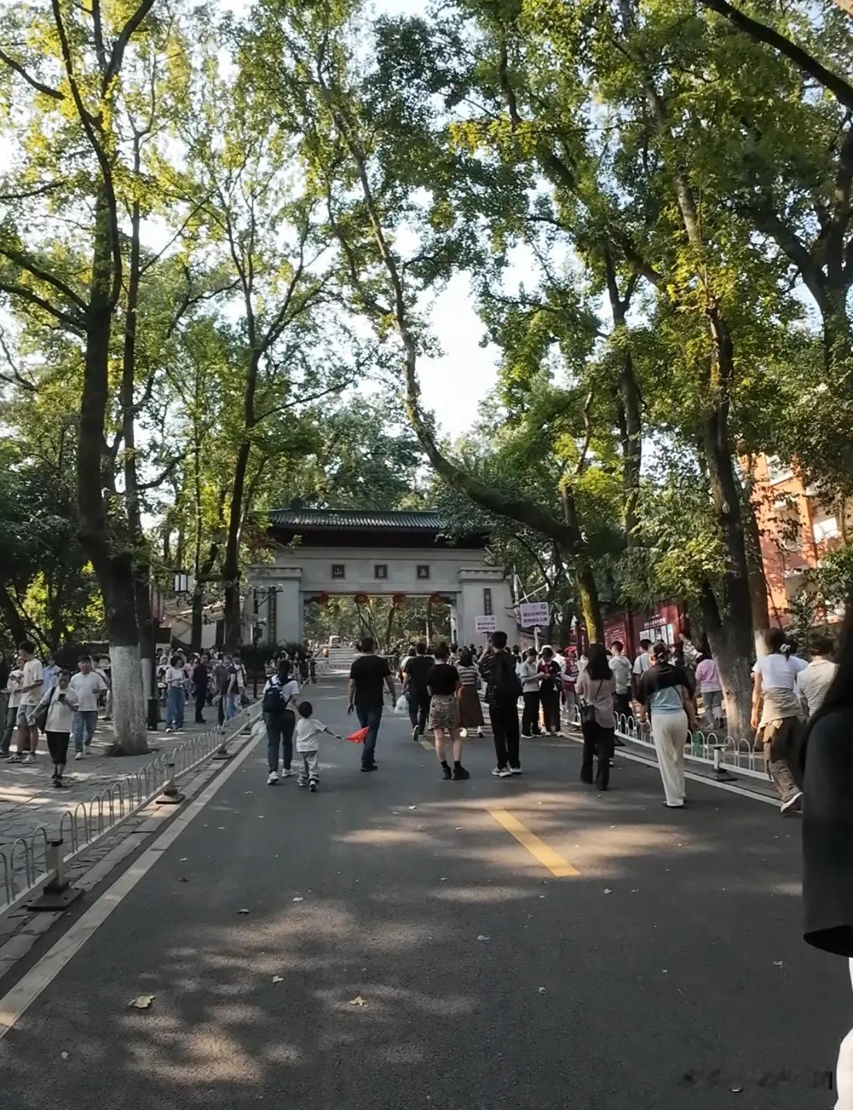 这里是所有来爬岳麓山的广东人都应该来看看的地方，陆军第四军抗日阵亡将士公墓，因为