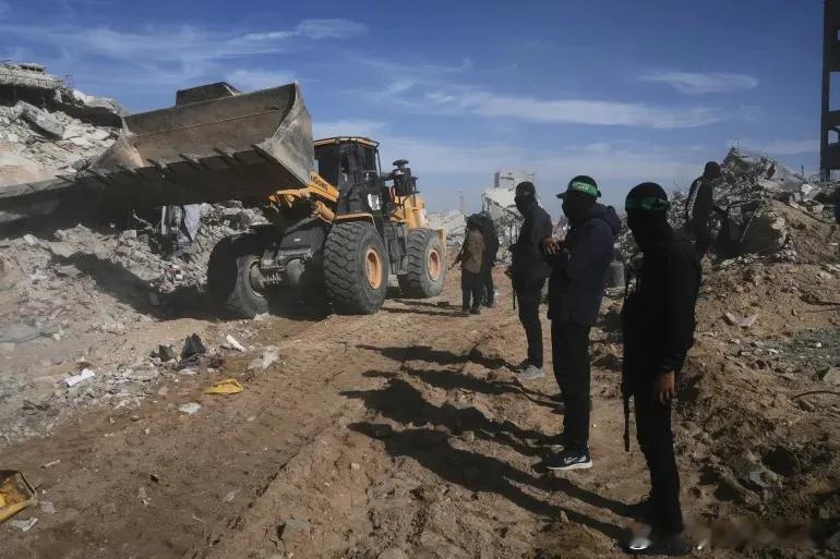 图集：哈马斯和伊斯兰圣战组织成员在加沙北部搜寻俘虏遗骸图1 伊斯兰圣战组织和哈马