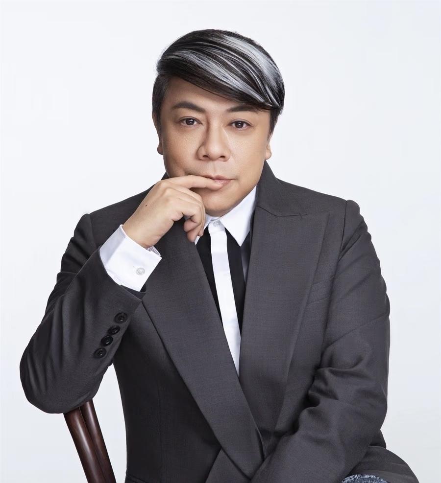 好奇查了一下蔡康永家世，
不查不知道，
他父母根本不是什么普通人，而是家世显赫的