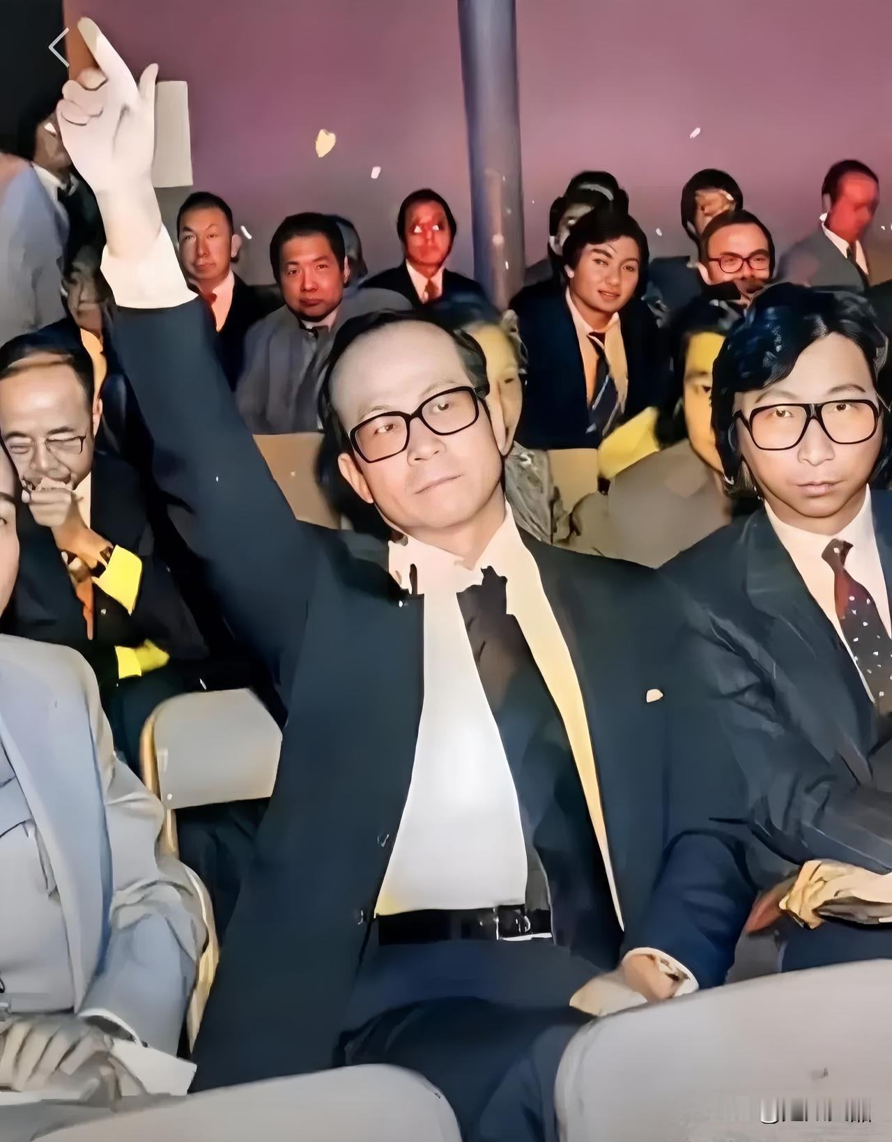 这是李嘉诚在香港竞标时的留影，时间是1980年，当时他52岁。
冷气嘶鸣的拍卖场