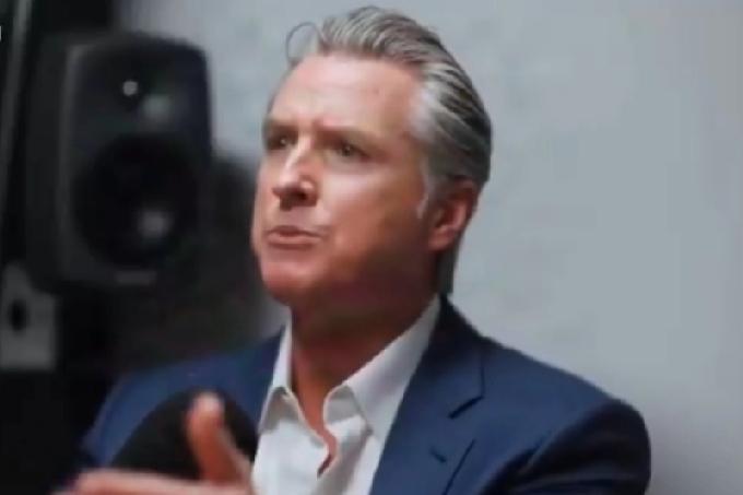 12月14日，《纽约邮报》报道:“美国加州州长纽森办公室转发相关视频时，嘲讽马斯