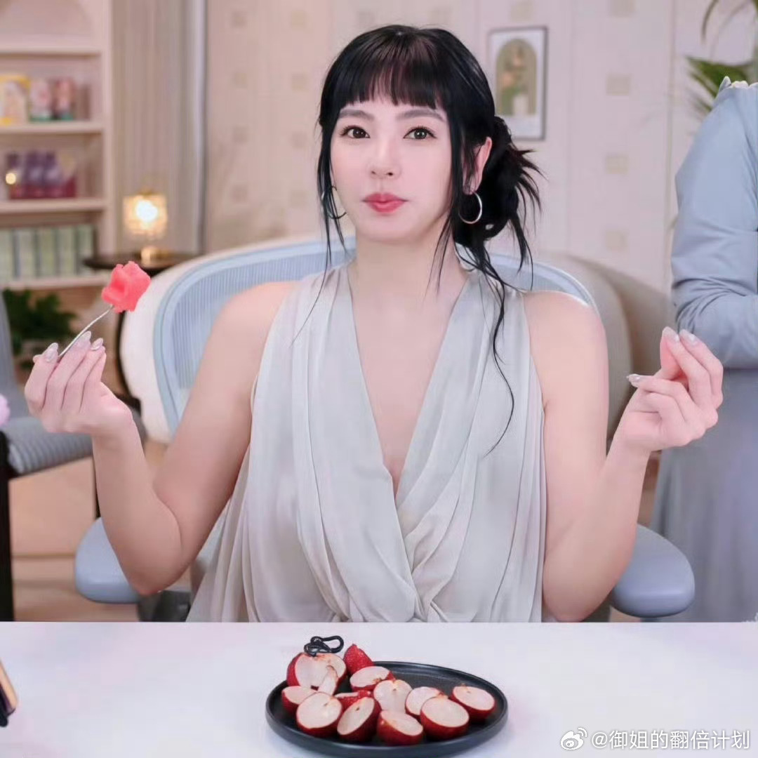 印象里她还是那个“追我的人从这里排到了法国”的霸气姐姐，没想到还有这么可爱的一面