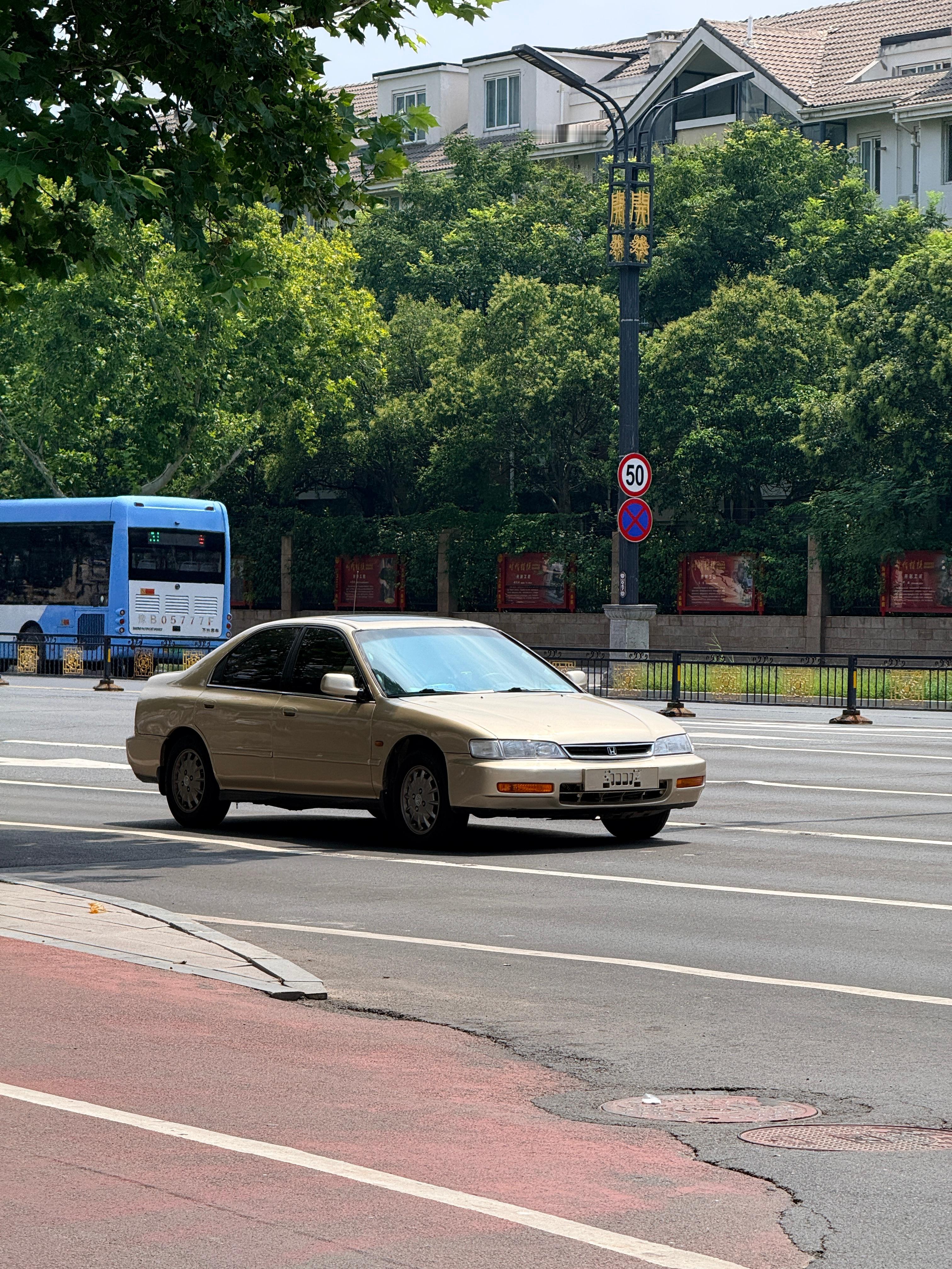 这么老的雅阁可不常见而且保养的还挺好
