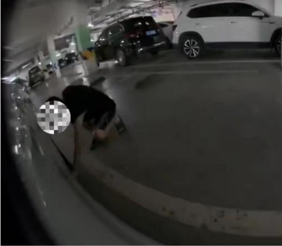 只是提醒邻居别再堵自己的固定车位，第二天车轮下面却多出了尖头朝上的螺丝钉！成都双