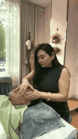 这润滑“油”不错？
真是享受啊？咋摊上这么个知冷知热的好媳妇呢？看看人家喝多了头