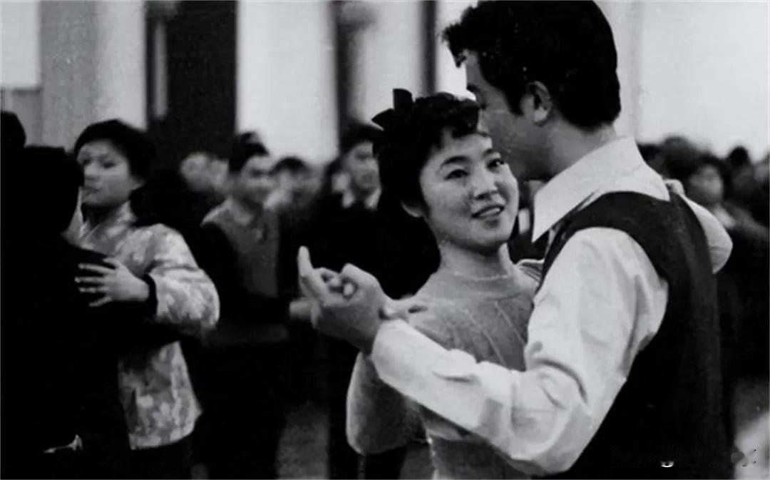 俩个男子好无聊，互相换睡老婆，其中一个男子功夫不行，不到一分钟就完事了，而另一个
