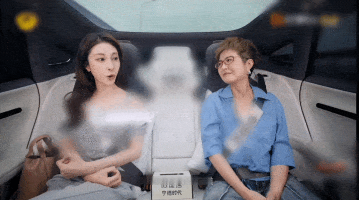 张小婉回忆儿时被催债看着现在欢笑制造机般的​​​