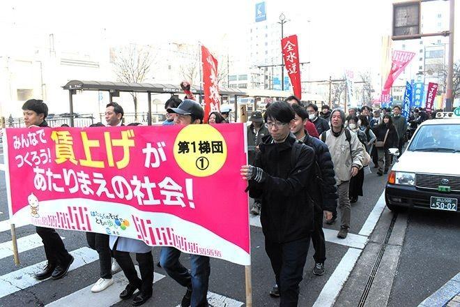 聊日本经济，工资低迷持续了十多年，直到安倍时代才有所改善。政府介入春斗，要求大企
