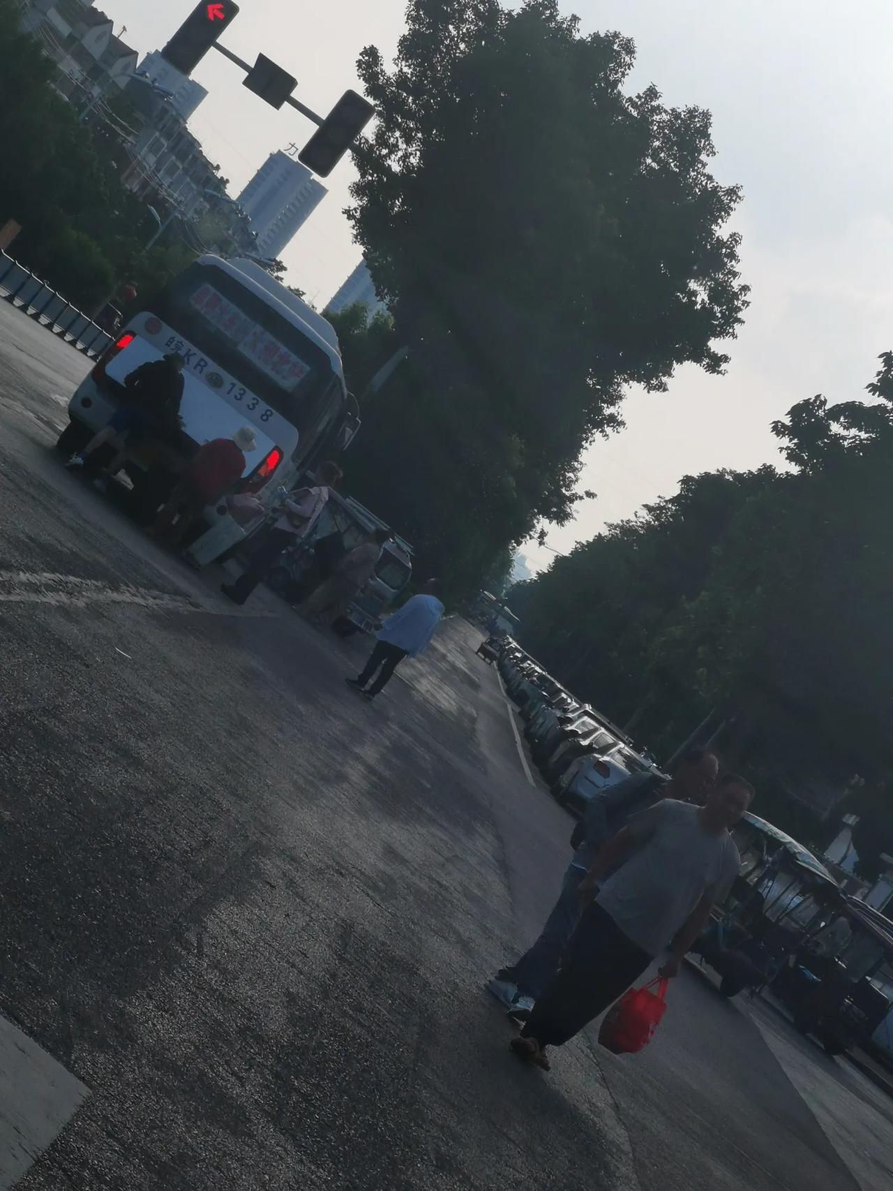 汽车东站红绿北侧，三轮车停在人行道中心，还有小客车乱停，非常不安全，颖东区老年大