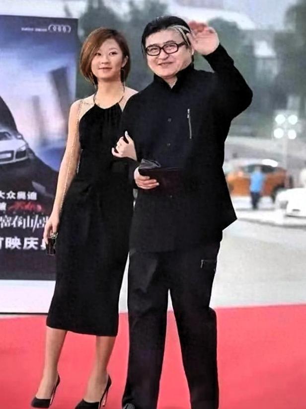 刘欢女儿婚礼现场罕见曝光！62岁歌王满头白发含泪嫁女，桌上茅台太抢眼！这一刻，父