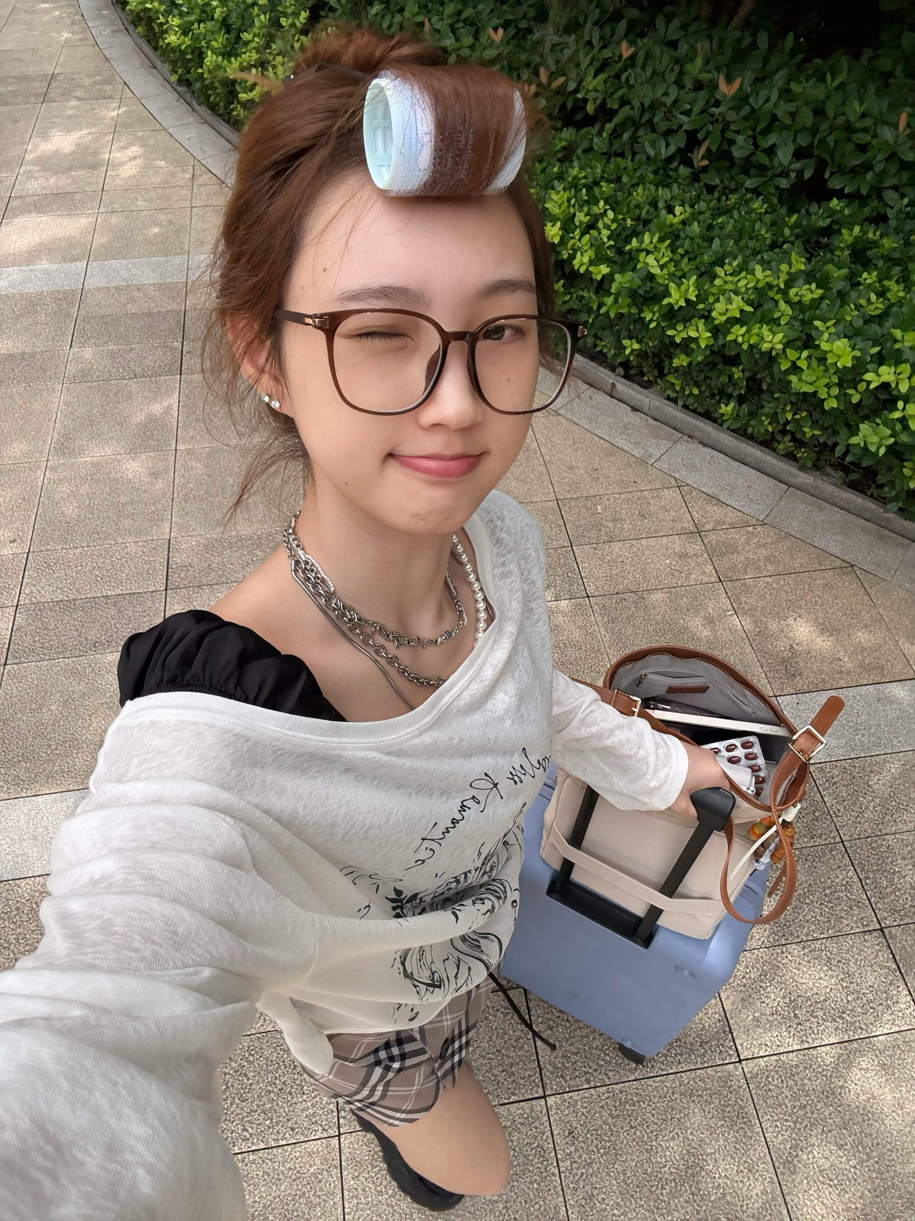 孩子们 昨天一口气把早春晴朗看完了…今天早上7点才睡 改了3次签 我昨天真的不该