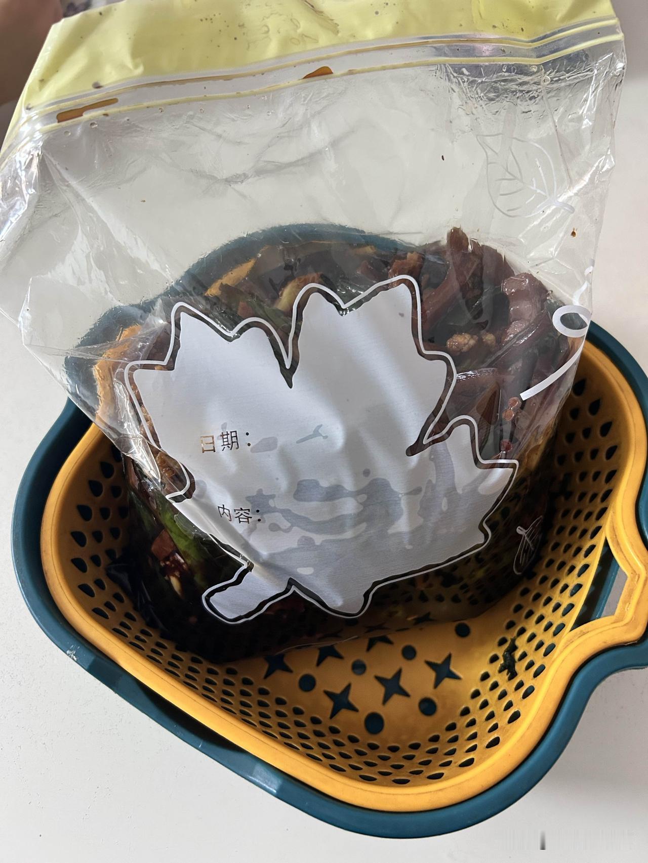 这是我喜欢的交友方式

昨天看到一日游的朋友群里有人淹了腌菜，是用这个季节常见的