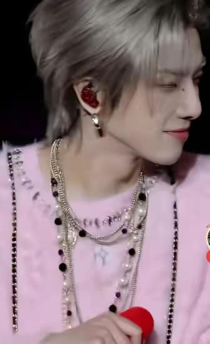 华晨宇咋变这样了。感觉一点不像了！
是越整越丑了吗？
妖怪一样！
只喜欢以前的华