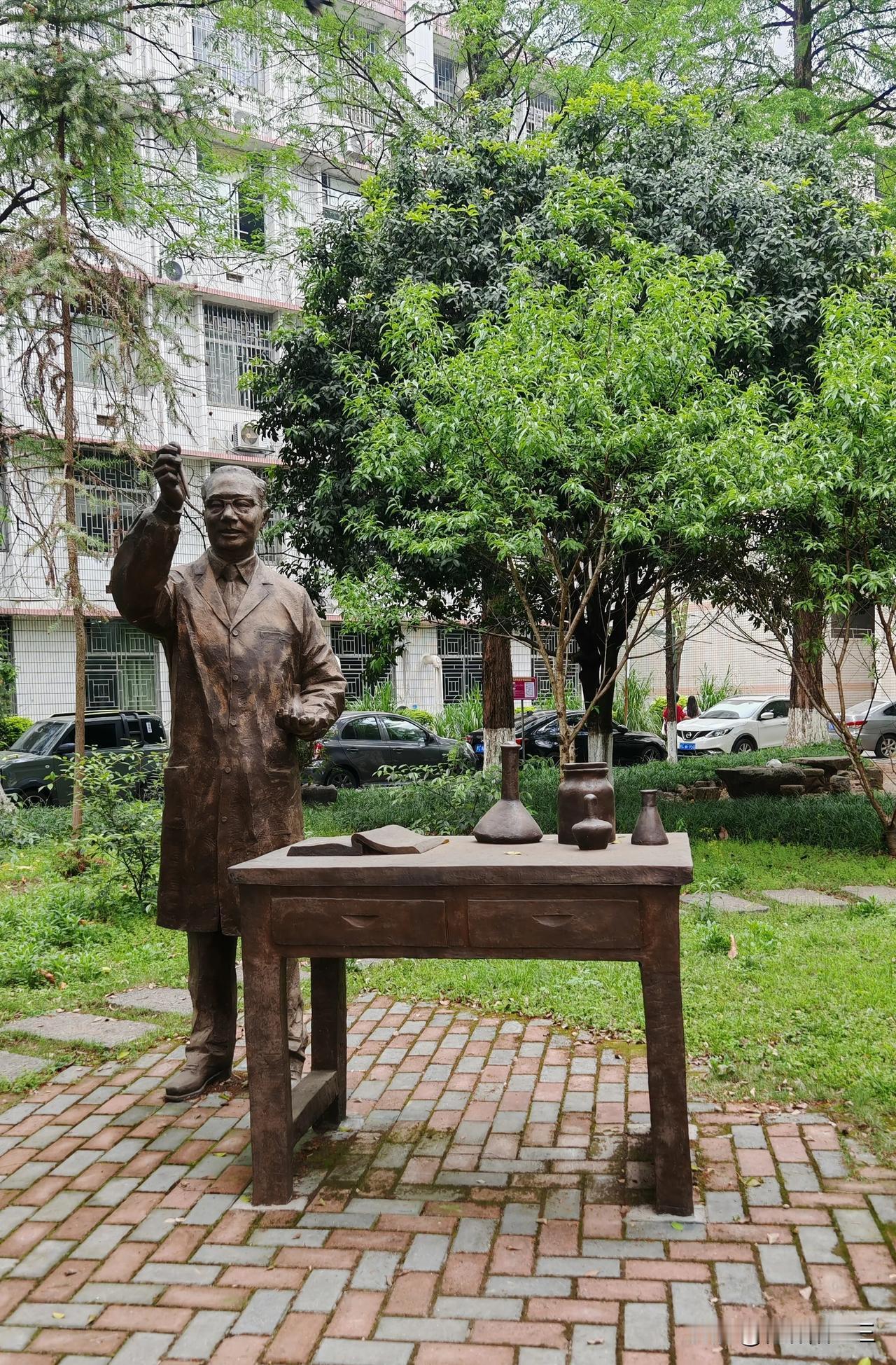 广西师范大学育才校区里面的雕像。