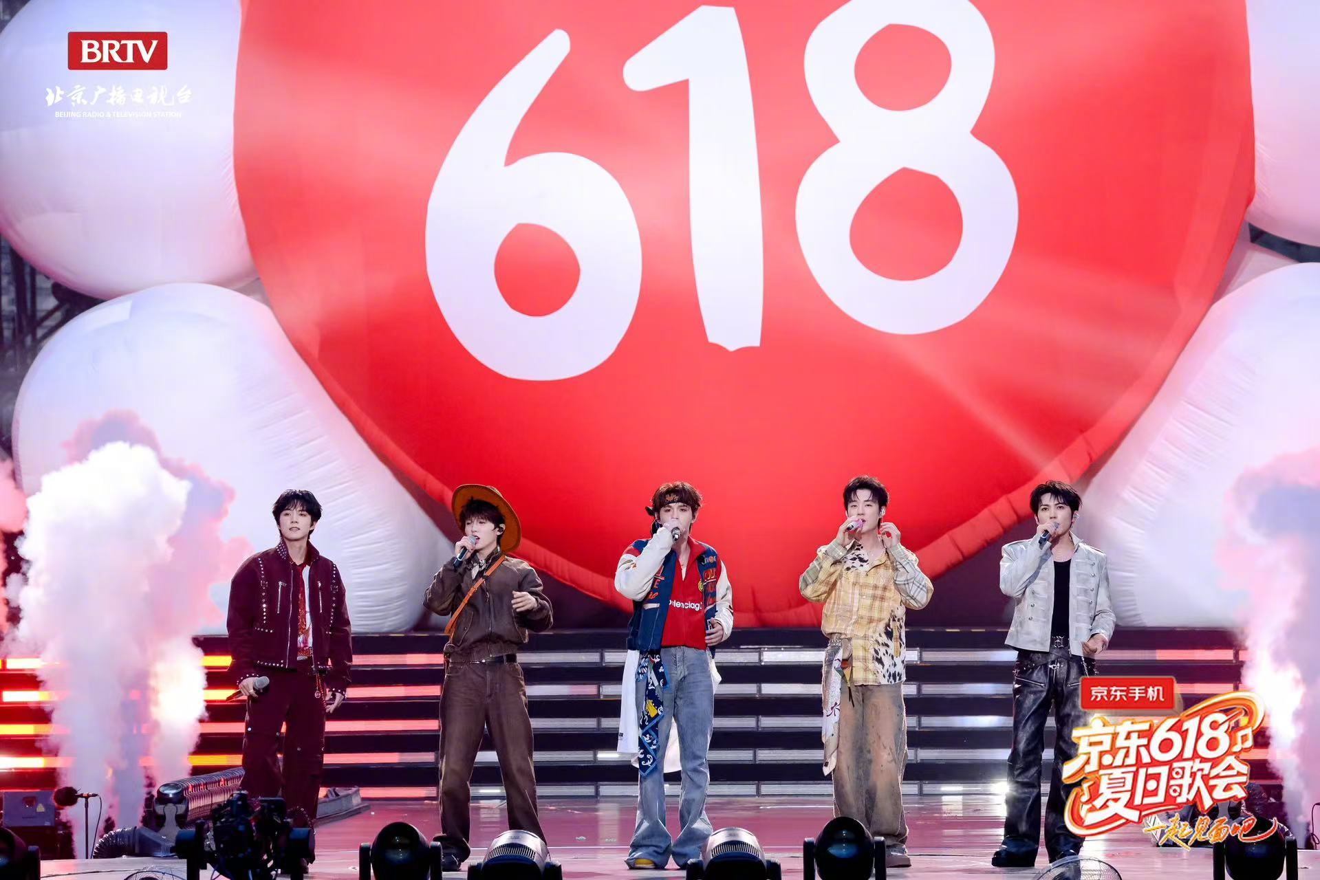 京东十二姬合作十个勤天 万人场馆之内，实景舞台交织虚拟光影。618夏日歌会 当《