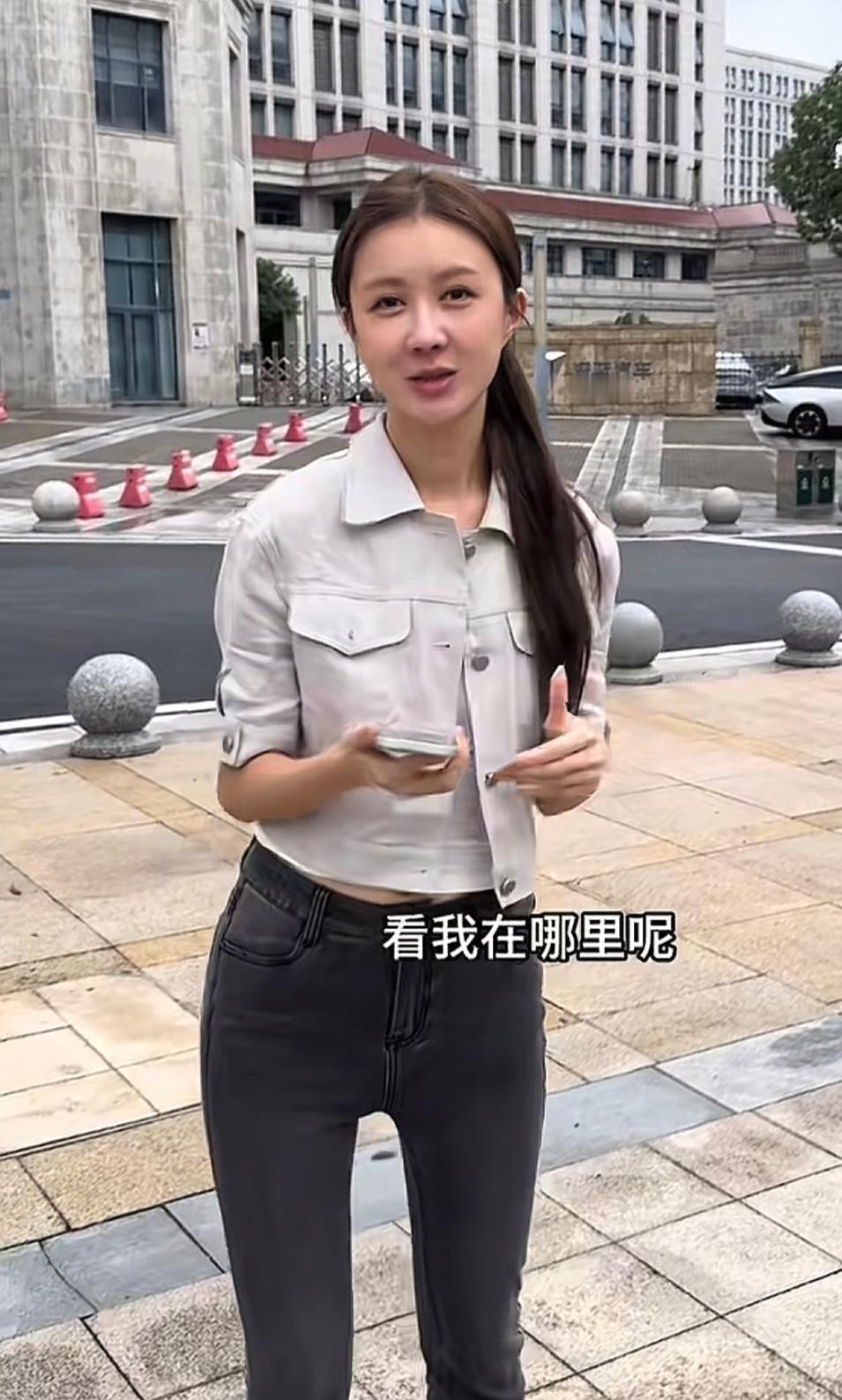 一直以为大龄剩女雅典娜是世界上最自信的女人，请原谅我把小酸奶给漏掉了。
小酸奶长
