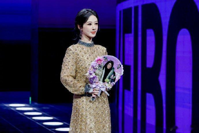 杨紫拿着白菊的扇子手持扇子的白菊又美又有气场，面对坏人果敢勇猛绝不手软，这样的白