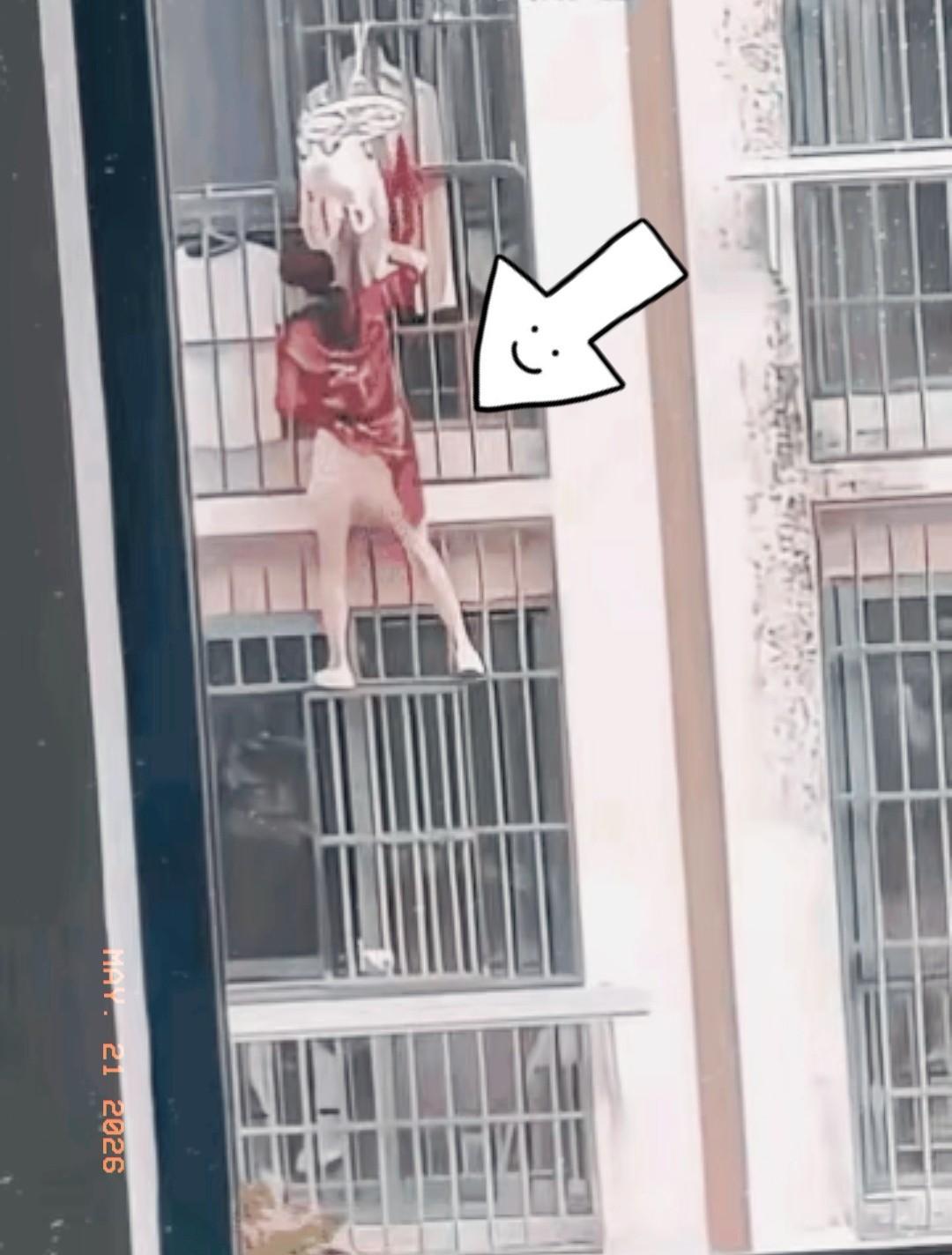 凌晨三点，

12楼大姨挂在防盗窗外，

业主群刷屏报警。

这事儿不是段子，惠