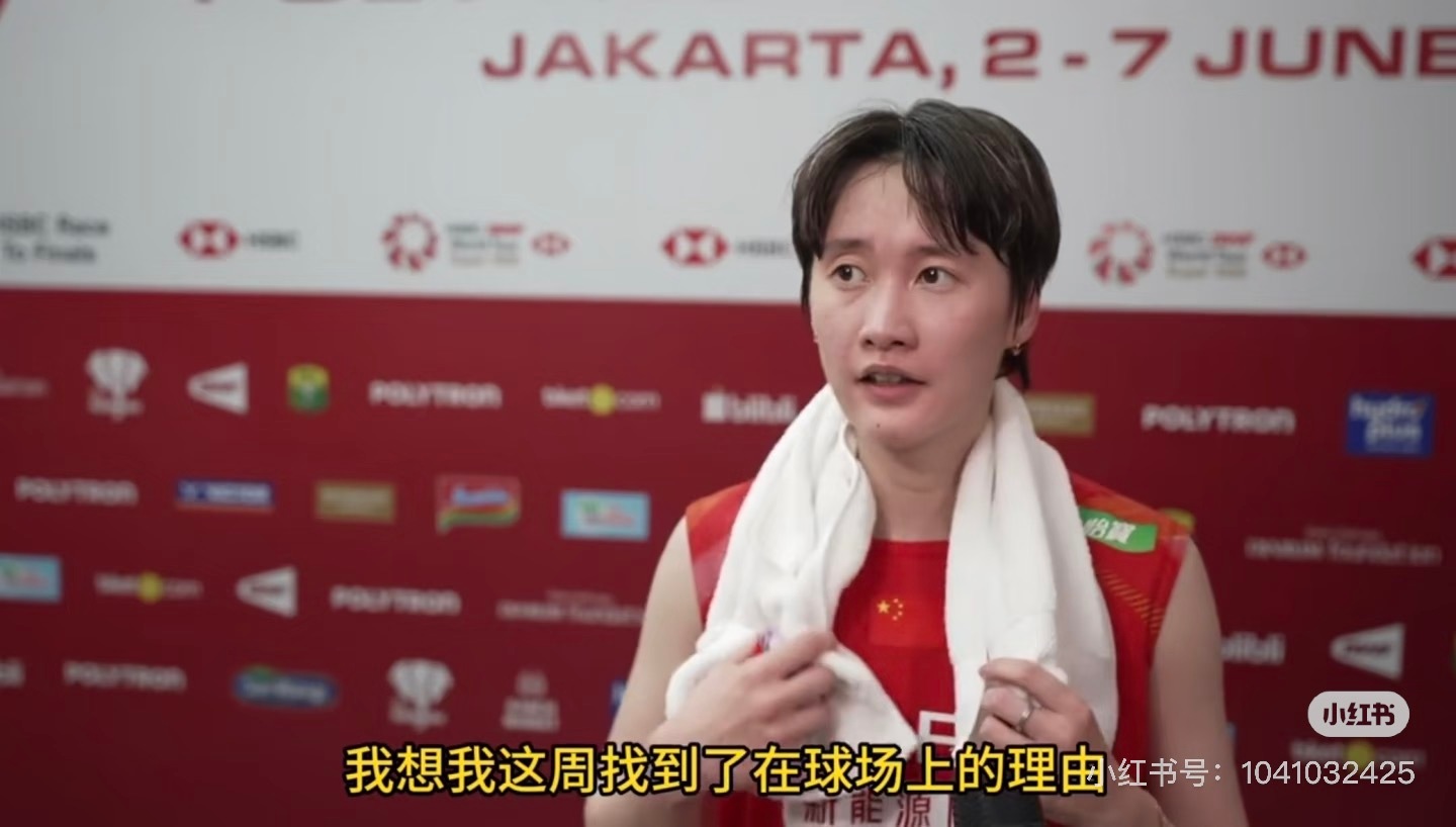 前几周跌跌撞撞，也许就是在球场上寻找那个在被动中也能出手果断、在多拍拉锯里还能稳