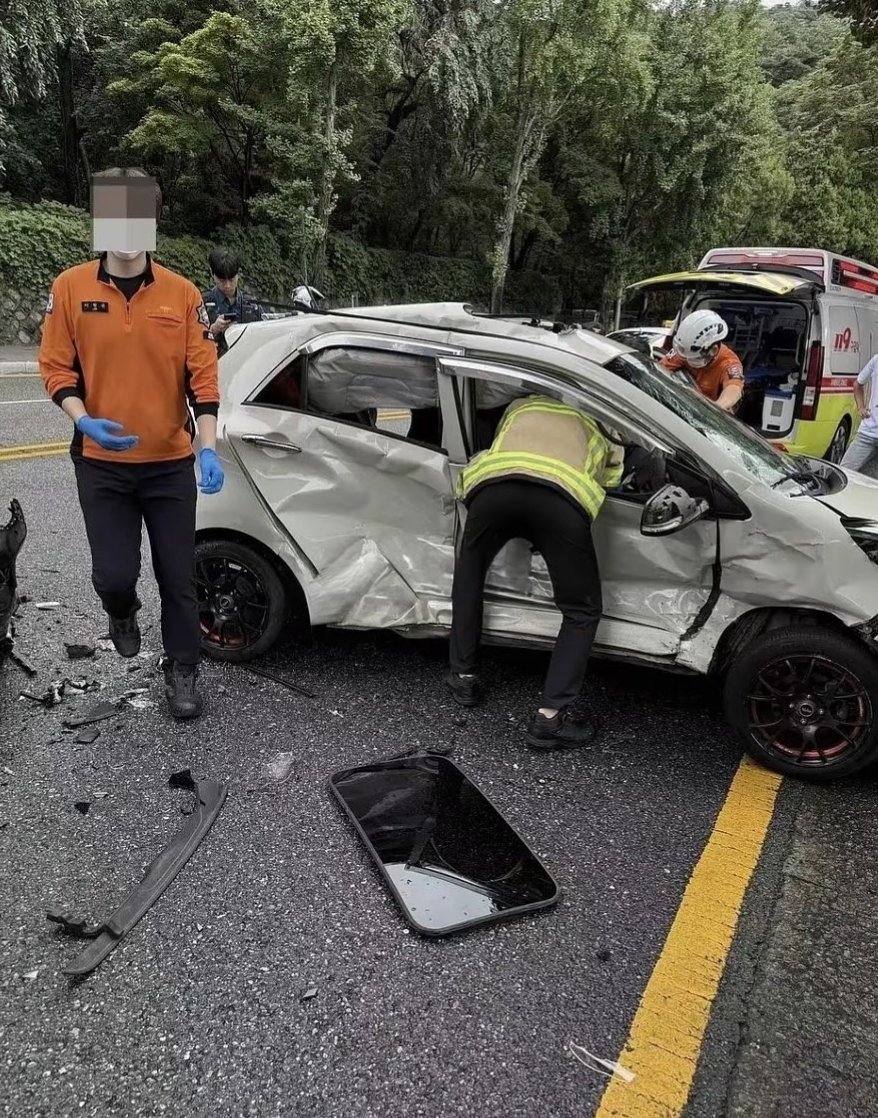 卧槽地上这是什么手机这么大[傻眼]ps:图来自网络 ​​​