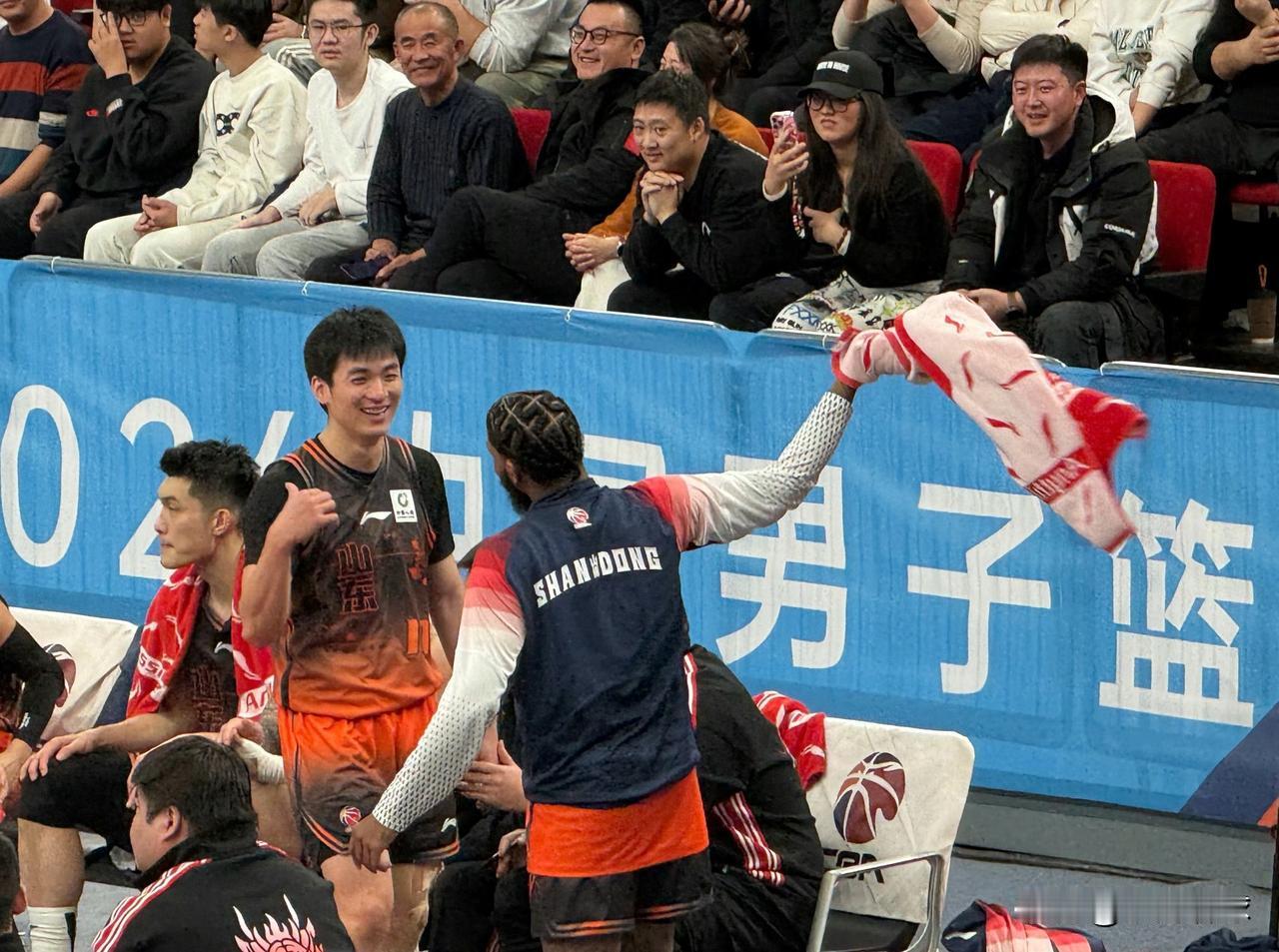 铁树开花！于德豪迎来爆发，三分球6中5，前5投全中拿下17分证明自己，帮助球队双