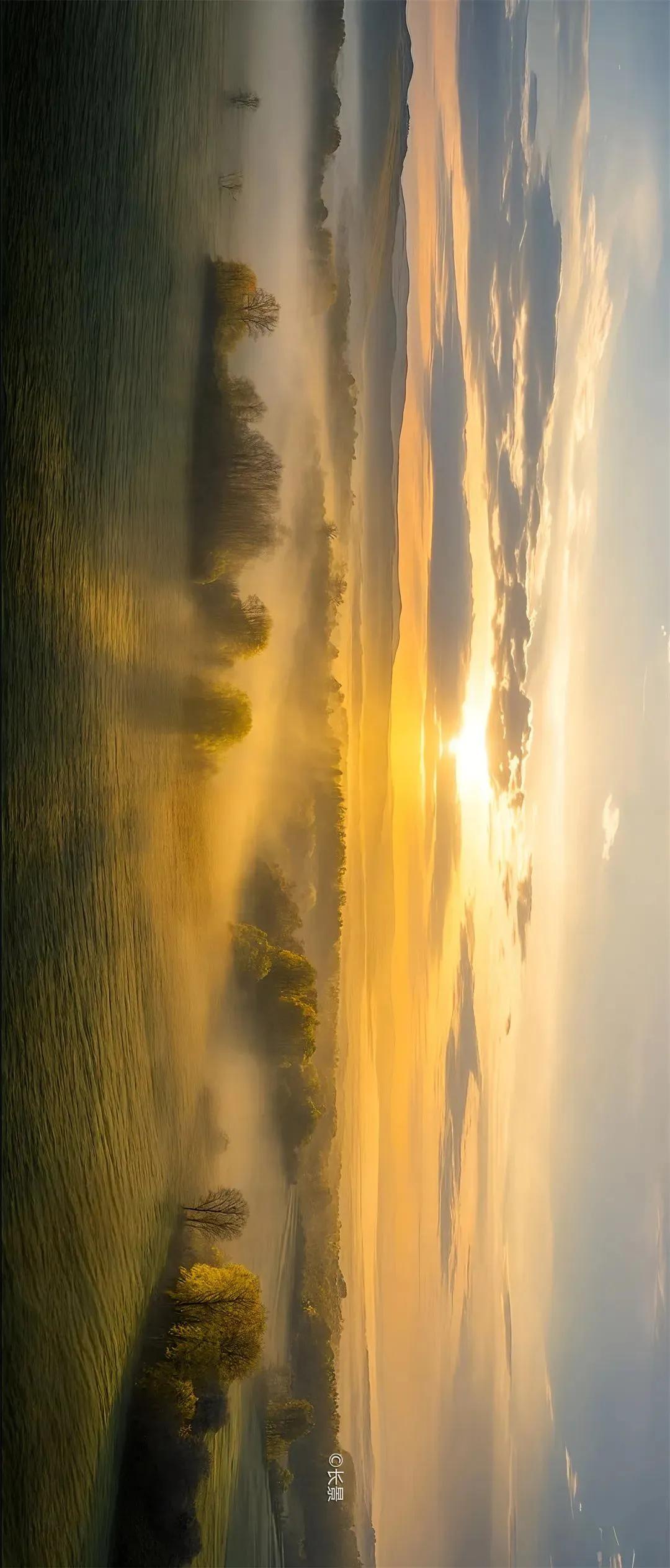 雾锁春林光如瀑，夕照平野绿成诗