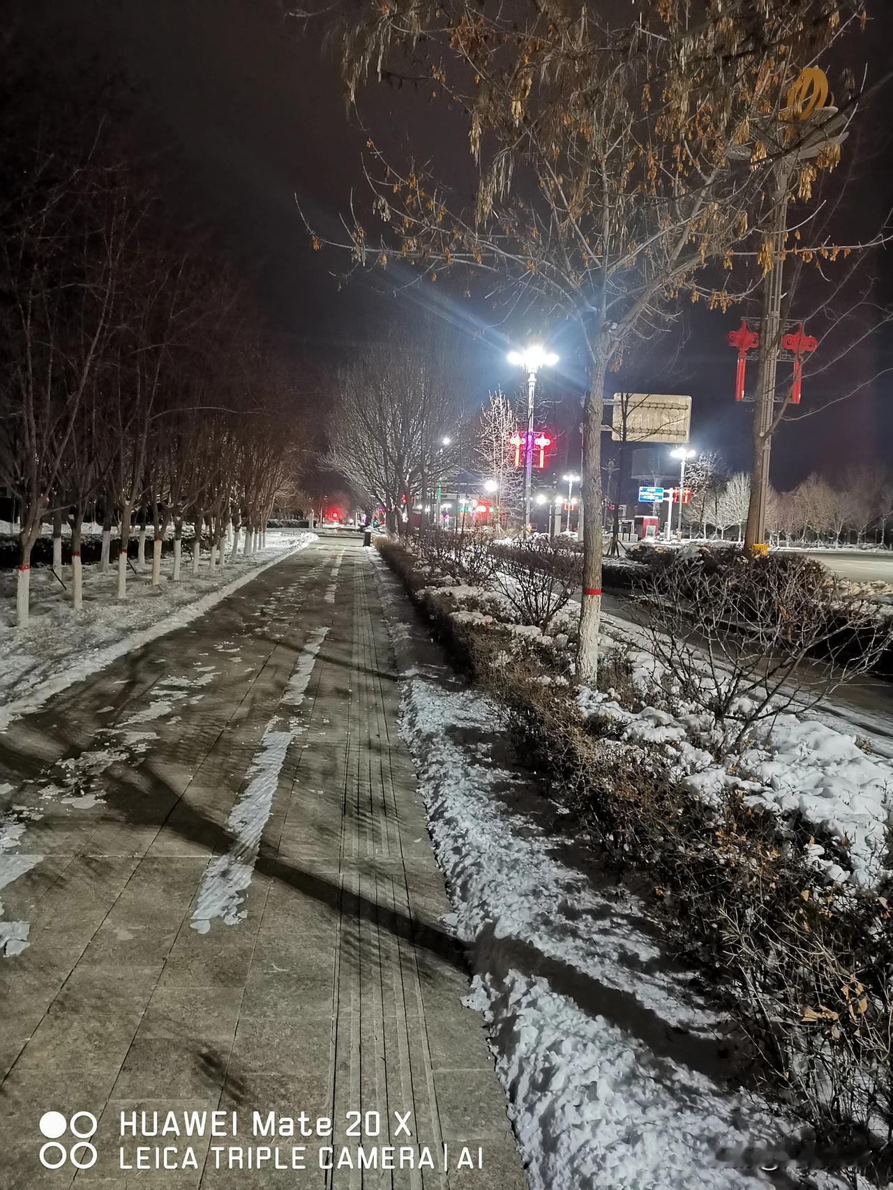 《沁园春·双河雪中晨跑》
北国风光，双河银装，雪覆山川。
晨起踏霜行，寒风凛冽，