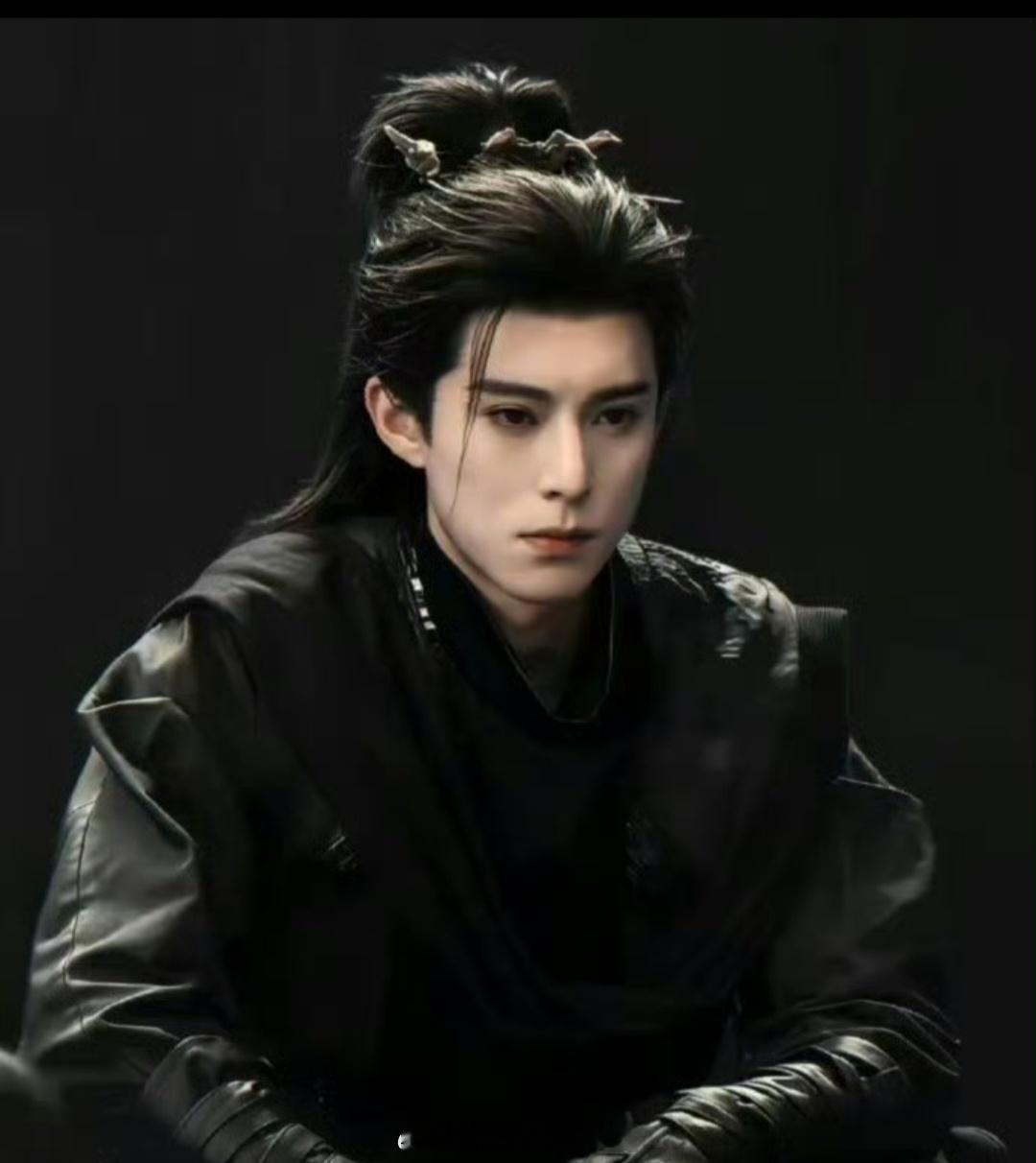 一番肯定是孟子义啊，她现在是95🌸最红的顶流，身为王鹤棣的前辈，小王二番也是应